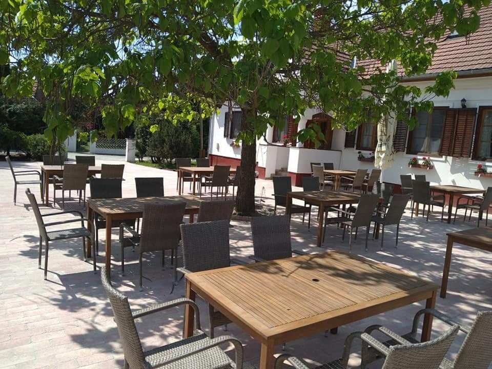 Noble'S Panzio Es Etterem Bed & Breakfast Nemesnep Ngoại thất bức ảnh
