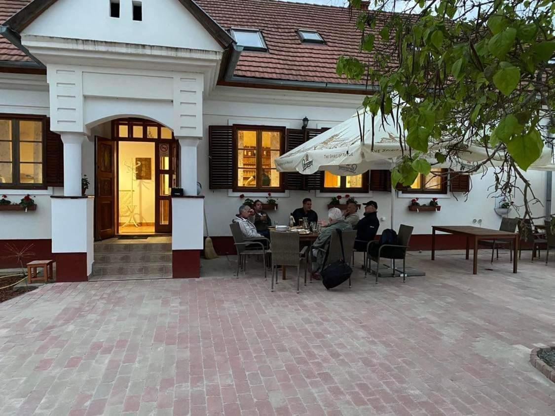 Noble'S Panzio Es Etterem Bed & Breakfast Nemesnep Ngoại thất bức ảnh