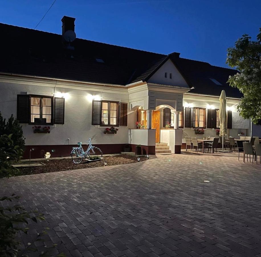 Noble'S Panzio Es Etterem Bed & Breakfast Nemesnep Ngoại thất bức ảnh