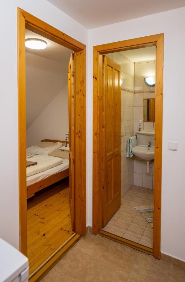 Noble'S Panzio Es Etterem Bed & Breakfast Nemesnep Ngoại thất bức ảnh